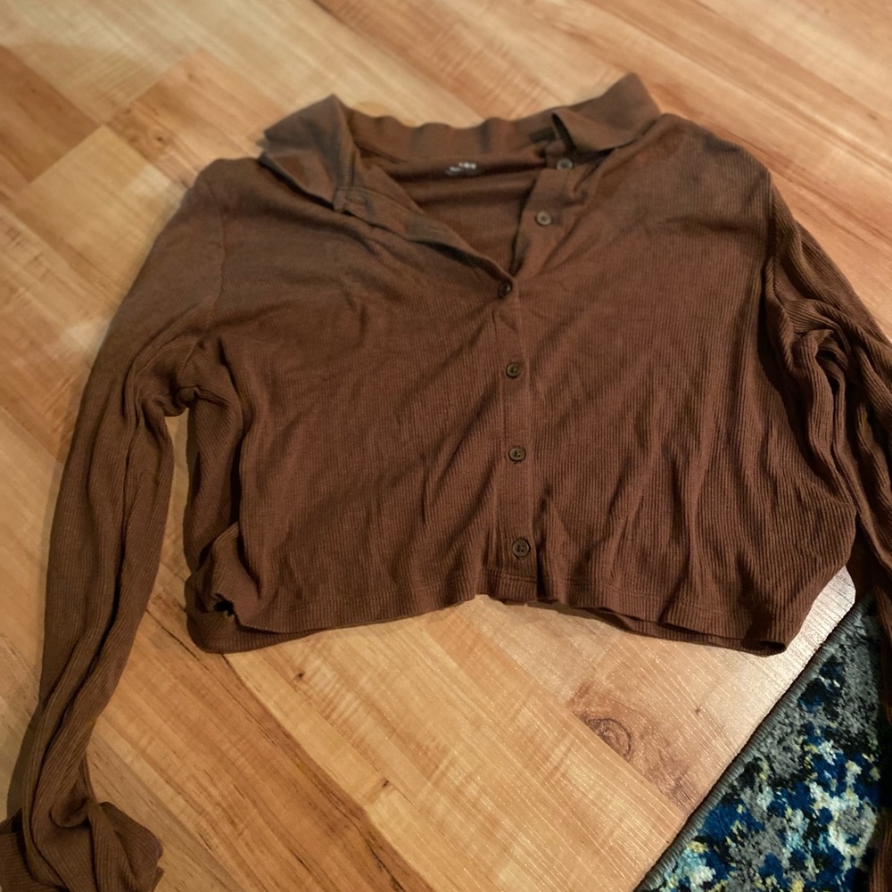 A brown long sleeve, cropped tee shirt #fall #cute